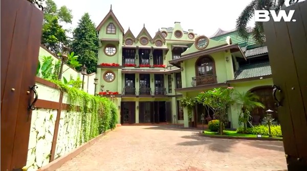 9 Potret Mewah Rumah Tasya Farasya, Ada Museum dan Kamar Nyi Roro Kidul
