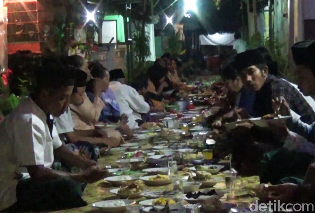 Sambut Ramadhan Warga Banyuwangi Sajikan Ketupat dan Opor Ayam yang Sakral