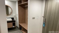 Lemari yang cukup besar di kamar deluxe Sans Hotel Puri Indah Jakarta. 