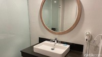 Kamar deluxe Sans Hotel Puri Indah Jakarta juga dilengkapi brankas, pengering rambut. 