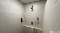 Kamar mandi di Sans Hotel Puri Indah Jakarta. Shower di sini juga menyemprotkan air panas.