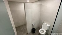 Kamar mandi yang bersih. Satu ruangan disekat menjadi dua bagian untuk mandi dan buang air besar.