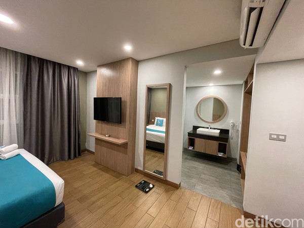Inilah bagian utama dari artikel ini. Kami cukup terkejut dengan kamarnya, untuk tipe deluxe terbilang begitu luas dibanding hotel budget lain yang pernah kami tempati. Wi-Fi di hotel ini begitu menyenangkan, ngebut sekali. Inilah bagian utama dari artikel ini. Kami cukup terkejut dengan kamarnya, untuk tipe deluxe terbilang begitu luas dibanding hotel budget lain yang pernah kami tempati. Wi-Fi di hotel ini begitu menyenangkan, ngebut sekali.