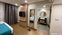 Inilah bagian utama dari artikel ini. Kami cukup terkejut dengan kamarnya, untuk tipe deluxe terbilang begitu luas dibanding hotel budget lain yang pernah kami tempati. Wi-Fi di hotel ini begitu menyenangkan, ngebut sekali.