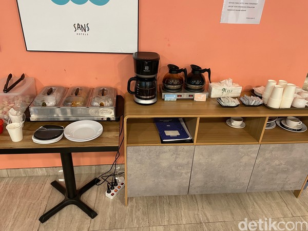 Lokasi lounge ada di lantai dua dan di sinilah makanan disajikan secara cuma-cuma bagi para tamu yang menginap. Kopi dan teh akan disajikan dari pukul 07.00-18.00 WIB, lalu roti dari pukul 07.00-11.00 WIB dan akan selalu diisi ulang bila telah habis. Lokasi lounge ada di lantai dua dan di sinilah makanan disajikan secara cuma-cuma bagi para tamu yang menginap. Kopi dan teh akan disajikan dari pukul 07.00-18.00 WIB, lalu roti dari pukul 07.00-11.00 WIB dan akan selalu diisi ulang bila telah habis.
