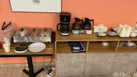 Lokasi lounge ada di lantai dua dan di sinilah makanan disajikan secara cuma-cuma bagi para tamu yang menginap. Kopi dan teh akan disajikan dari pukul 07.00-18.00 WIB, lalu roti dari pukul 07.00-11.00 WIB dan akan selalu diisi ulang bila telah habis.