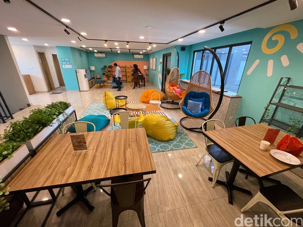 Hotel bikinan RedDoorz memang ditujukan untuk para kaum milenial dan gen Z. Oleh karena itu ada fasilitas lounge yang terbilang begitu trendi karena dilengkapi bean bag, kursi gantung, TV hingga meja fussball. Hotel bikinan RedDoorz memang ditujukan untuk para kaum milenial dan gen Z. Oleh karena itu ada fasilitas lounge yang terbilang begitu trendi karena dilengkapi bean bag, kursi gantung, TV hingga meja fussball.