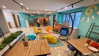 Hotel bikinan RedDoorz memang ditujukan untuk para kaum milenial dan gen Z. Oleh karena itu ada fasilitas lounge yang terbilang begitu trendi karena dilengkapi bean bag, kursi gantung, TV hingga meja fussball.