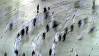Warga juga diijinkan melakukan tawaf selama umroh.