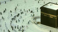 Petugas tampak menyemprotkan disinfektan di Masjidil Haram.