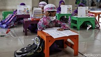 Salah satu protokol kesehatan yang diterapkan adalah pembatasan jumlah umat yang akan melaksanakan ibadah berjamaah di masjid.