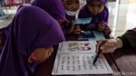 Semangat Anak-anak Pesisir Jakarta Cari Pahala di Bulan Puasa