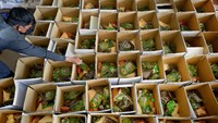 Berbagai macam bahan makanan sehari-hari diletakan di masing-masing paketnya.  