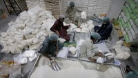 Pandemi yang merajalela di Pakistan membuat sebagian besar perekonomian warga menurun.  