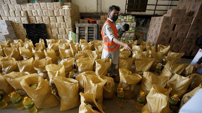 Semangat Berbagi Untuk Warga Pakistan di Bulan Ramadhan Workers of a charity group