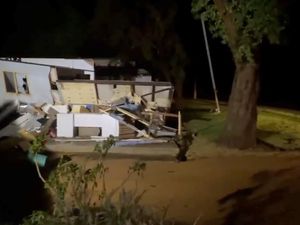 Siklon Seroja Sampai ke Australia, Rumah Warga Hancur dan Listrik Mati