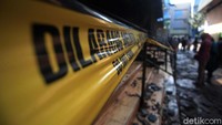 Garis polisi dipasang sehingga mereka tidak dapat masuk ke dalam kios.