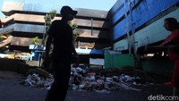 Ada 392 kios yang terbakar. Dengan rincian di lantai basement 268 (kios yang terbakar) dan di atas 124 kios.