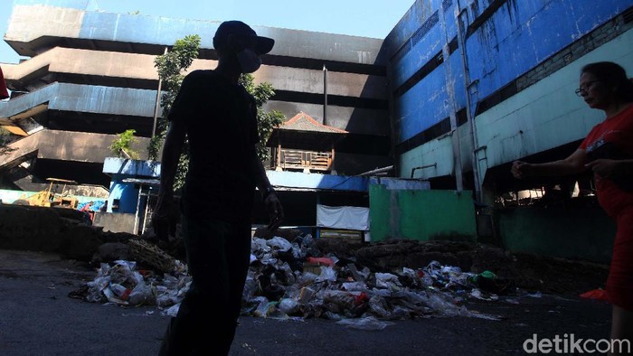 Sebanyak 392 kios di Pasar Inpres Pasar Minggu ludes terbakar dalam kebakaran Senin (12/4/2021) kemarin. Kini sisa-sisa kebakaran jadi tontonan warga dan para pedagang.