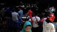 Bangunan yang terbakar tampak menghitam.