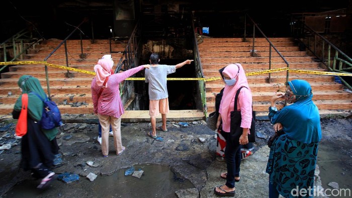 Sisa-sisa Kebakaran Pasar Inpres Pasar Minggu jadi Tontonan Sebanyak 392 kios di Pasar Inpres Pasar Minggu ludes terbakar dalam kebakaran Senin (12/4/2021) kemarin. Kini sisa-sisa kebakaran jadi tontonan warga dan para pedagang.
