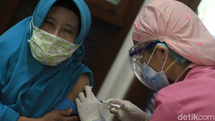 Tak Batalkan Puasa, Vaksinasi COVID-19 Tetap Digelar Saat Ramadhan MUI keluarkan fatwa vaksinasi COVID-19 tak batalkan puasa. Oleh karena itu vaksinasi COVID-19 di bulan Ramadhan tetap gencar dilakukan di Ibu Kota.
