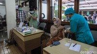Satu per satu warga lansia disuntik vaksin virus Corona di komplek Gereja St. Stefanus, Cilandak, Jakarta.