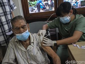 Menkes Budi Minta Lansia Jadi Prioritas Penerima Vaksin Saat Ramadhan