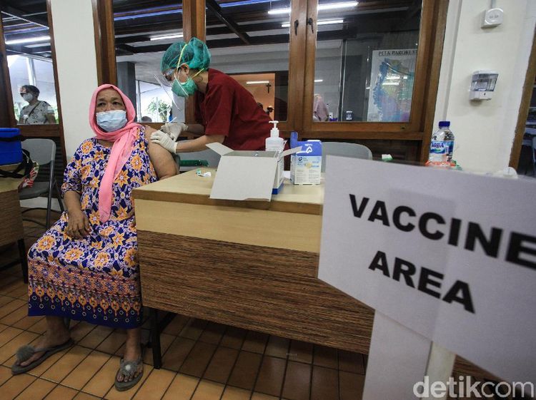 Tak Batalkan Puasa, Vaksinasi COVID-19 Tetap Digelar Saat Ramadhan