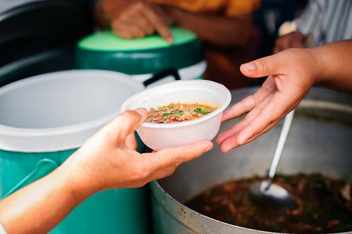 Tega! Pria Ini Beri 8 Gelandangan Makanan Beracun Demi Konten Video