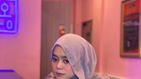 Es lemon yang dingin segar, jadi pelengkap Lesti saat berpose di salah satu kafe modern dengan hiasan neon light yang keren. Foto: Instagram @lestykejora