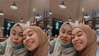Meski sudah sukses menjadi penyanyi terkenal, Lesti tetap dekat dengan sang ibu. Bahkan ia masih sering makan malam bareng berdua dengan sang ibu. Foto: Instagram @lestykejora