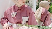  Tampil elegan dengan pakaian bernuansa merah muda, ini pose Lesti saat sedang ngeteh cantik di kafe kekinian yang Instagrammable. Foto: Instagram @lestykejora