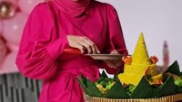 Artis berusia 21 tahun ini, tampil cantik saat menghadiri acara syukuran yang dibuat oleh keluarganya. Lengkap dengan nasi tumpeng aneka lauk yang jadi pelengkapnya. Foto: Instagram @lestykejora