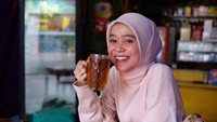 Pedangdut yang memiliki suara merdu ini cukup sering mengunggah aktivitas sehari-harinya. Mulai dari jadwal menyanyi, jalan-jalam bareng keluarga sampai ngeteh cantik. Foto: Instagram @lestykejora