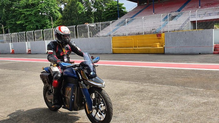 Test ride motor listrik Anubis Cruisercross di Sirkuit Sentul (12/4/2021)