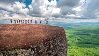 Menjadi situs purbakala bukan berarti tempat ini sulit dijangkau lho. Ternyata, situs purba ini mudah dijangkau. Wisatawan juga bisa naik ke atas atau punggung batu lho.