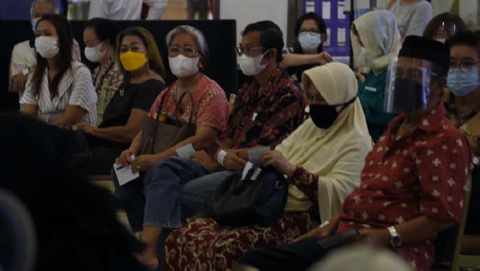 Vaksinasi COVID-19 di Mal untuk Tenaga Pendidik Vaksinasi COVID-19 untuk tenaga pendidik digelar di Lippo Mall Kemang. Vaksinasi massal ini hasil kerjasama Dinas Kesehatan DKI Jakarta dan Direktorat Jenderal Pendidikan Tinggi (Dikti).