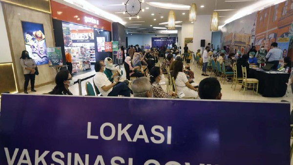 Vaksinasi COVID-19 di Mal untuk Tenaga Pendidik