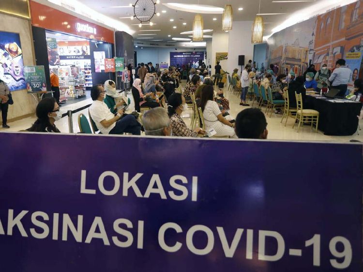 Vaksinasi COVID-19 di Mal untuk Tenaga Pendidik