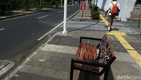 Kursi yang disediakan untuk kenyamanan pejalan kaki itu justru dicoret-coret tangan jahil.