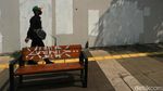 Waduh! Kursi Trotoar di Kemang Penuh Coretan