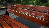 Kursi di trotoar Kemang, Jakarta Selatan, jadi sasaran aksi vandalisme.