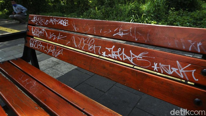 Waduh! Kursi Trotoar di Kemang Penuh Coretan Kursi di trotoar Kemang, Jakarta Selatan,Β jadi sasaran aksi vandalisme. Fasilitas publik tersebut jadi kotor karena coretan.