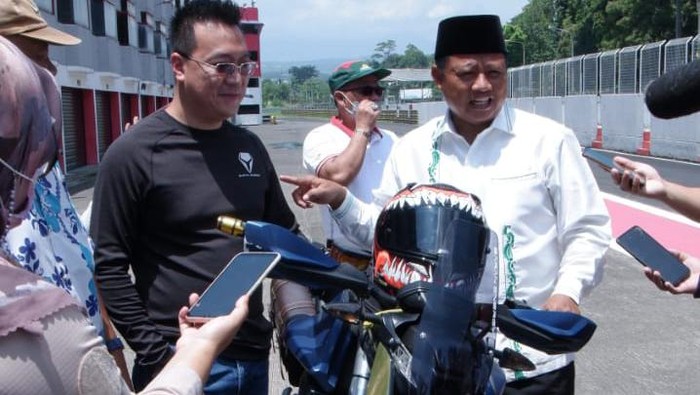 Wakil Gubernur Jawa Barat Uu Ruzhanul Ulum jajal motor listrik adventure di Sirkuit Sentul Wakil Gubernur Jawa Barat Uu Ruzhanul Ulum jajal motor listrik adventure di Sirkuit Sentul