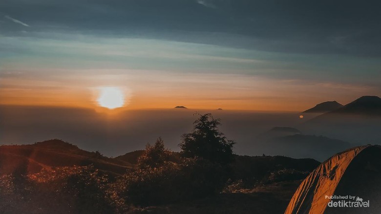Pemandangan Matahari Terbit dari Gunung Prau
