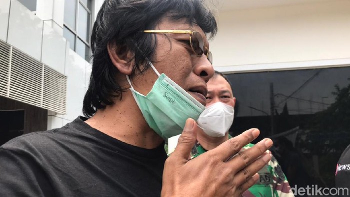 Adian Napitupulu Anggota DPR RI Adian Napitupulu mendatangi RSPAD Gatot Soebroto Rabu (14/4/2021)