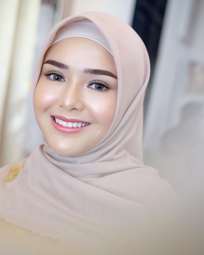 Amanda Manopo kerap menjadi perbincangan yang tak pernah ada habisnya. Pemeran tokoh Andini Kharisma Putri ini pun selalu berhasil mencuri perhatian publik. Termasuk saat memakai brand miliknya dengan menggunakan hijab. Foto: Dok.Instagram @vuvamua.
