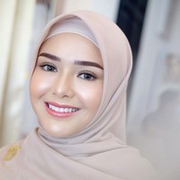 Amanda Manopo kerap menjadi perbincangan yang tak pernah ada habisnya. Pemeran tokoh Andini Kharisma Putri ini pun selalu berhasil mencuri perhatian publik. Termasuk saat memakai brand miliknya dengan menggunakan hijab. Foto: Dok.Instagram @vuvamua.