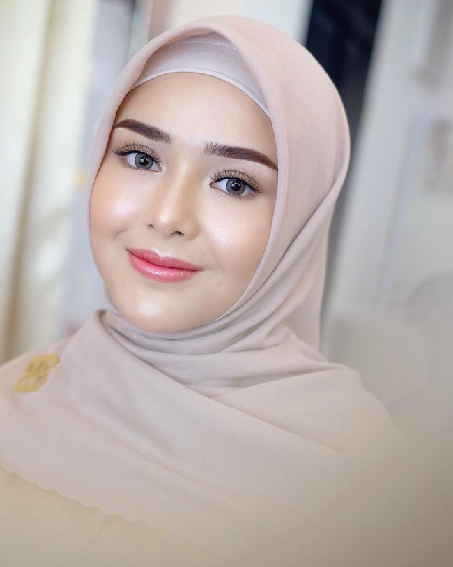 Ia menceritakan tentang sosok Amanda Manopo yang ramah. Saat makeup, tak ada permintaan khusus dari Amanda. Sudah beberapa kali makeupin Manda nggak pernah ada special request, anaknya pasrah banget. Amanda orangnya friendly banget, suka ngobrol dan baik banget sih ya. Pemotretan itu bukan untuk brand Amanda, tapi untuk pemotretan baju muslim, pungkas MUA yang sudah berdiri sejak 2015 itu. Foto: Dok.Instagram @vuvamua.